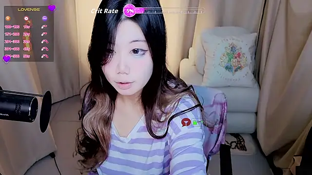 Snapshot of CryKuro_ chatting on 09.08.25 CryKuro  online show from 09.08.25