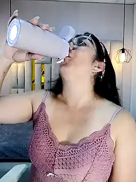 Karla hernandez  online show from 02.12.25