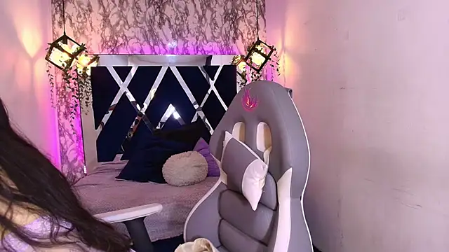 Karla hernandez  online show from 10.17.25