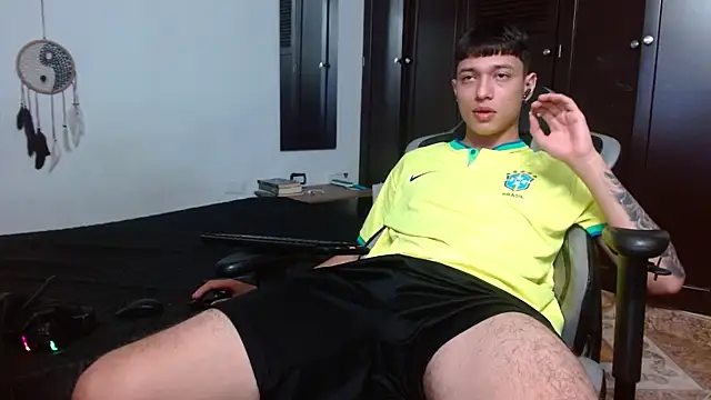 Snapshot of aaron_blug chatting on 02.07.25 aaron blug online show from 02.07.25