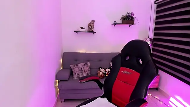 Snapshot of Melanny_lopez18 chatting on 12.19.24 Melanny lopez18 online show from 12.19.24