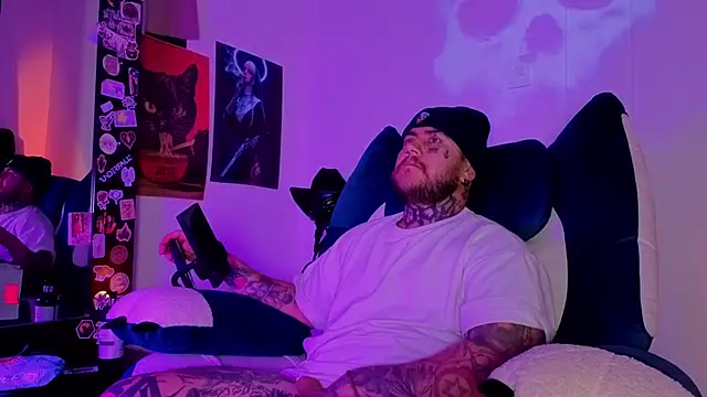 Snapshot of Ash_gusbig chatting on 10.28.25 Ash gusbig online show from 10.28.25