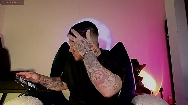 Snapshot of Ash_gusbig chatting on 11.13.25 Ash gusbig online show from 11.13.25