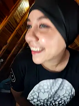 Snapshot of AmbarBurhan chatting on 12.13.25 AmbarBurhan online show from 12.13.25