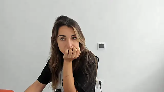 Snapshot of Summmmersky chatting on 10.27.25 Summmmersky online show from 10.27.25