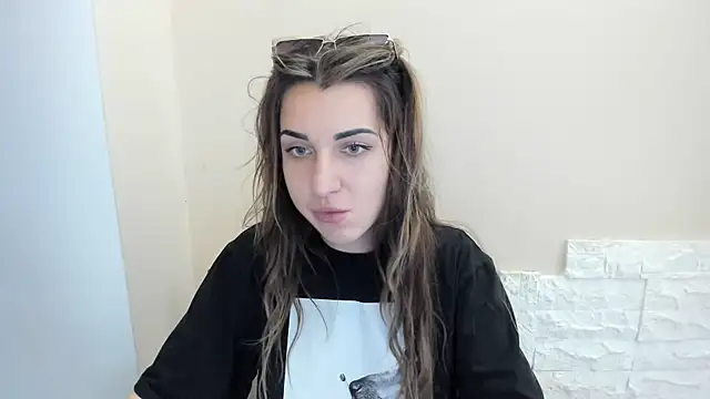 Snapshot of Summmmersky chatting on 11.22.25 Summmmersky online show from 11.22.25