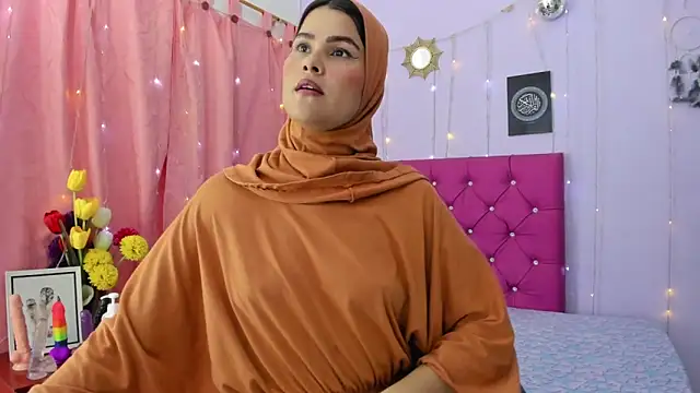 Snapshot of AishaAmin_ chatting on 12.18.24 AishaAmin online show from 12.18.24