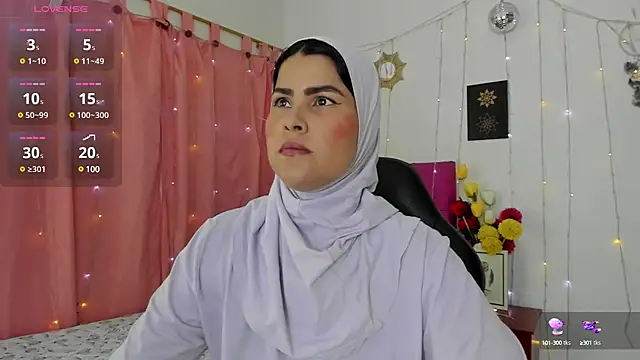 Snapshot of AishaAmin_ chatting on 01.28.25 AishaAmin online show from 01.28.25