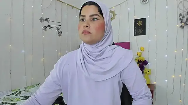 Snapshot of AishaAmin_ chatting on 03.04.25 AishaAmin online show from 03.04.25