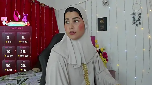 Snapshot of AishaAmin_ chatting on 03.10.25 AishaAmin online show from 03.10.25