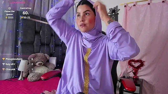 Snapshot of AishaAmin_ chatting on 09.13.25 AishaAmin online show from 09.13.25