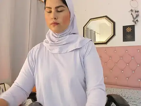 Snapshot of AishaAmin_ chatting on 07.25.26 AishaAmin online show from 07.25.26