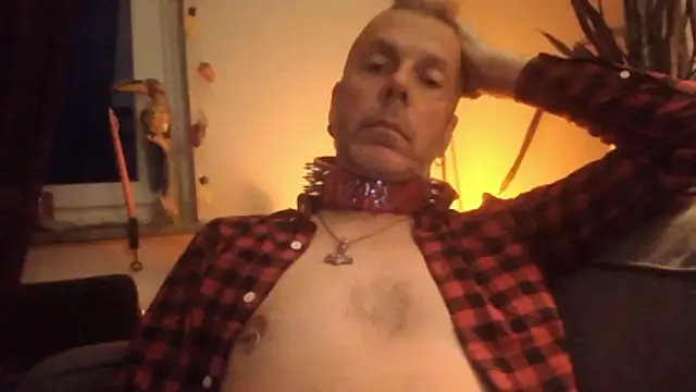 Snapshot of SHARPSkinhead chatting on 06.05.26 SHARPSkinhead online show from 06.05.26