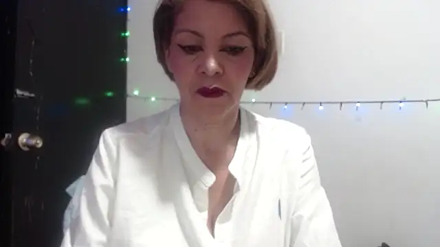 Snapshot of electra-mommy chatting on 06.10.26 electra-mommy online show from 06.10.26