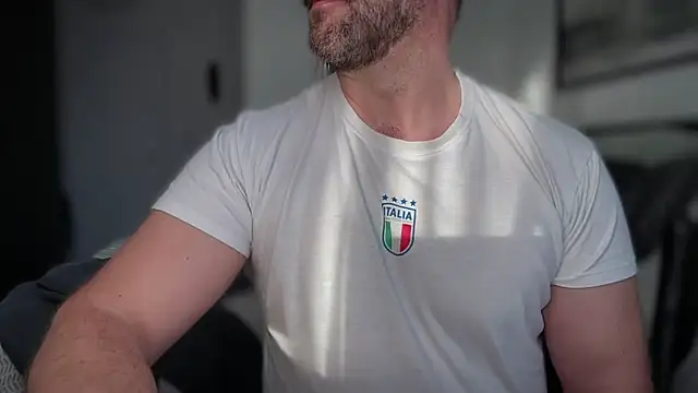 Snapshot of Mr_Beef chatting on 12.14.25 Mr Beef online show from 12.14.25