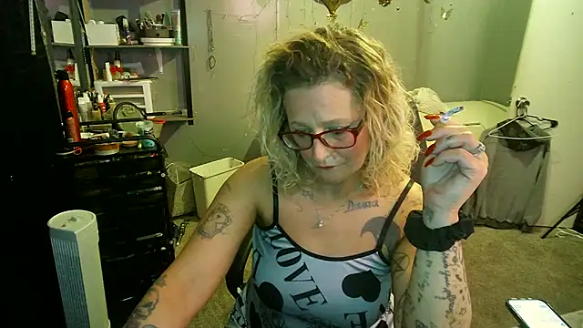 Snapshot of Lisalovely6981 chatting on 02.15.25 Lisalovely6981 online show from 02.15.25