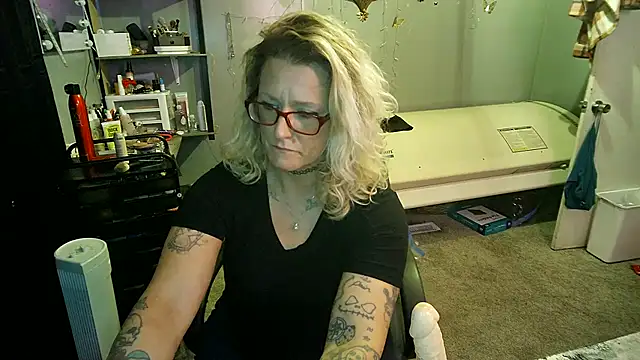 Snapshot of Lisalovely6981 chatting on 02.24.25 Lisalovely6981 online show from 02.24.25