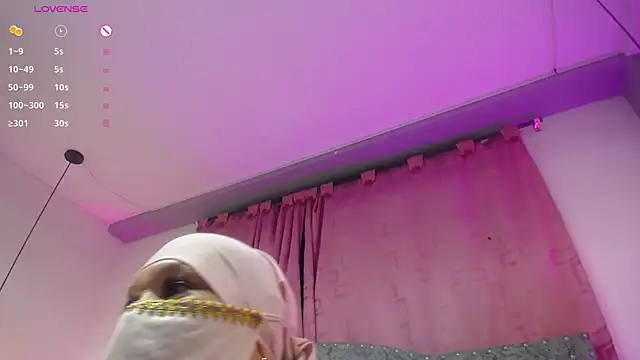 Snapshot of Uzziah_Sabag chatting on 10.28.25 Uzziah Sabag online show from 10.28.25