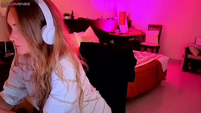 Snapshot of PrincessVS chatting on 09.21.25 PrincessVS online show from 09.21.25