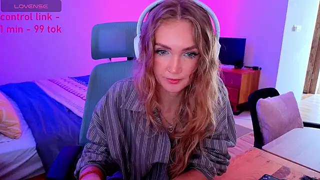 Snapshot of PrincessVS chatting on 10.19.25 PrincessVS online show from 10.19.25