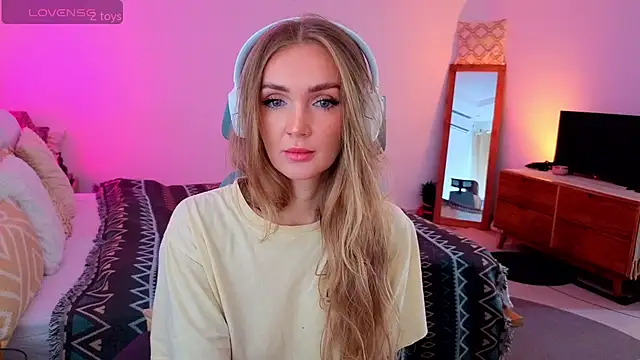 Snapshot of PrincessVS chatting on 11.08.25 PrincessVS online show from 11.08.25