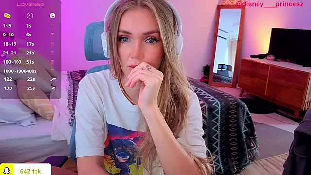 Snapshot of PrincessVS chatting on 11.14.25 PrincessVS online show from 11.14.25