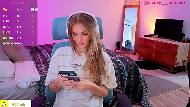 Snapshot of PrincessVS chatting on 11.17.25 PrincessVS online show from 11.17.25