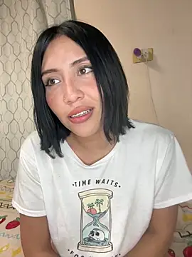 Snapshot of LunaAurora3 chatting on 11.19.25 LunaAurora3 online show from 11.19.25