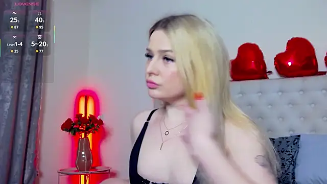 Snapshot of TamarraFox chatting on 02.15.26 TamarraFox online show from 02.15.26