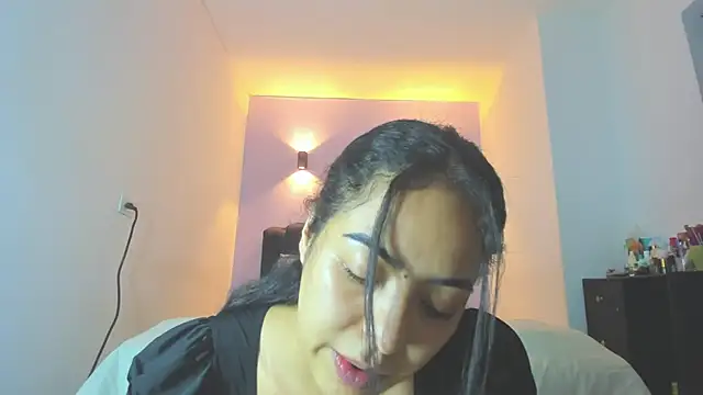 Sofia Clauss  online show from 04.30.26