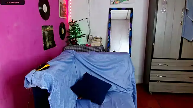 Snapshot of sensitive_brunette chatting on 12.04.24 sensitive brunette online show from 12.04.24