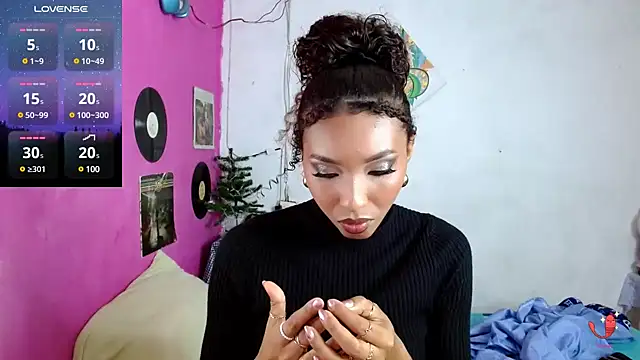 Snapshot of sensitive_brunette chatting on 12.17.24 sensitive brunette online show from 12.17.24