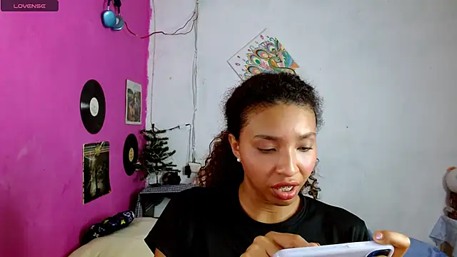 Snapshot of sensitive_brunette chatting on 12.19.24 sensitive brunette online show from 12.19.24