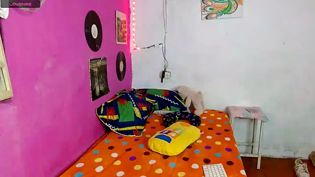 Snapshot of sensitive_brunette chatting on 01.04.25 sensitive brunette online show from 01.04.25