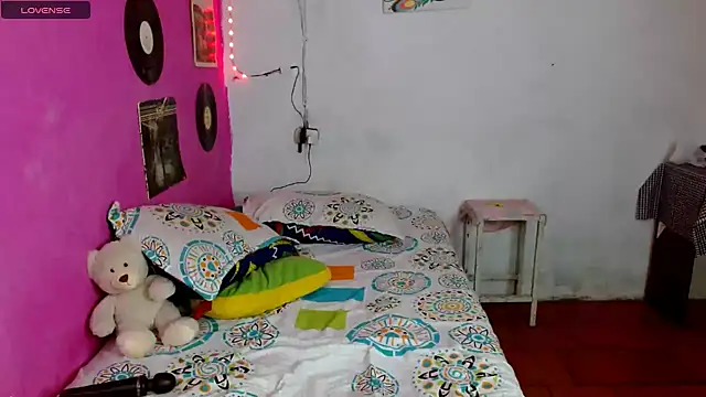 Snapshot of sensitive_brunette chatting on 01.16.25 sensitive brunette online show from 01.16.25