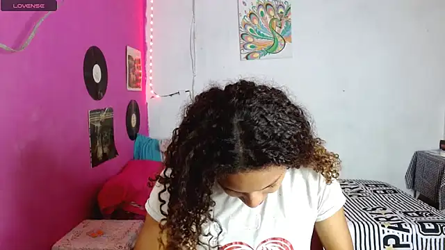 Snapshot of sensitive_brunette chatting on 01.31.25 sensitive brunette online show from 01.31.25