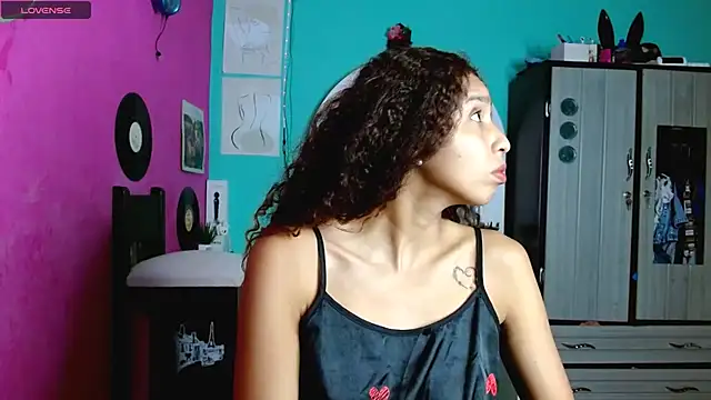 Snapshot of sensitive_brunette chatting on 10.02.25 sensitive brunette online show from 10.02.25