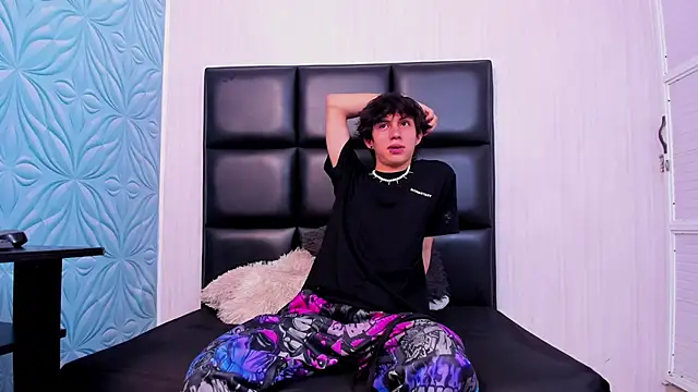 Snapshot of JeanRam18 chatting on 02.25.25 JeanRam18 online show from 02.25.25