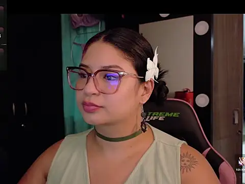 Snapshot of mollyshake1 chatting on 12.23.25 mollyshake1 online show from 12.23.25