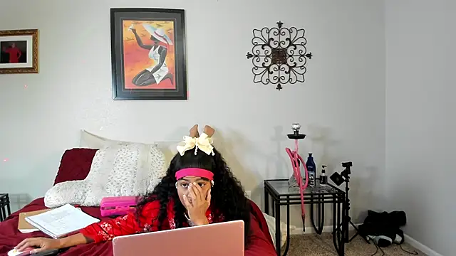 Snapshot of yiauana chatting on 02.13.25 yiauana online show from 02.13.25