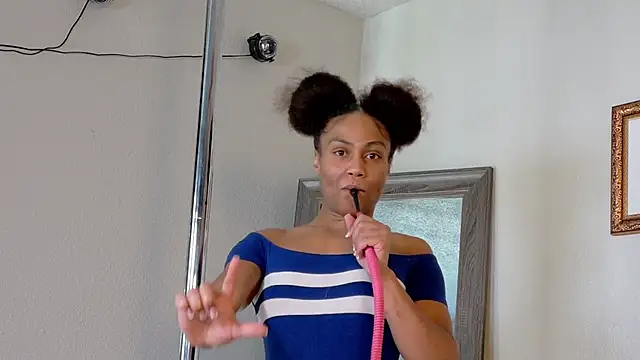 Snapshot of yiauana chatting on 02.17.25 yiauana online show from 02.17.25