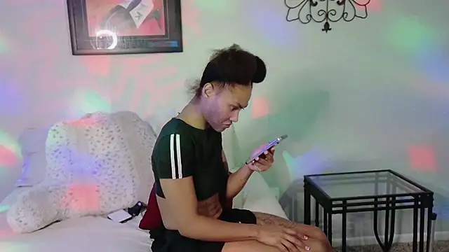 Snapshot of yiauana chatting on 02.18.25 yiauana online show from 02.18.25