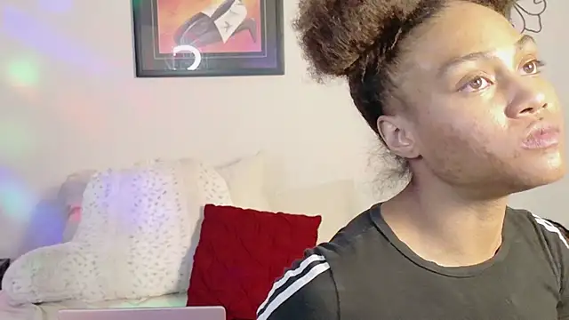 Snapshot of yiauana chatting on 02.18.25 yiauana online show from 02.18.25