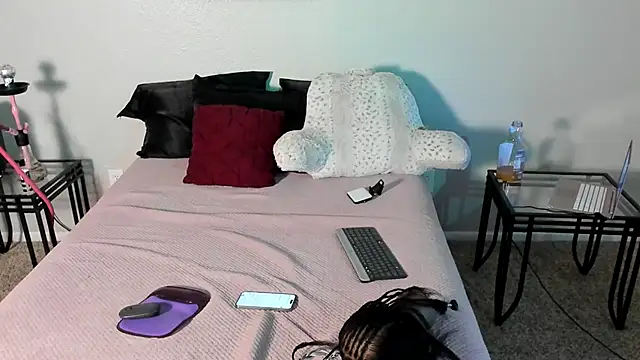 Snapshot of yiauana chatting on 02.23.25 yiauana online show from 02.23.25