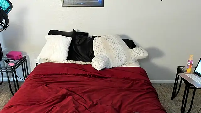 Snapshot of yiauana chatting on 02.24.25 yiauana online show from 02.24.25