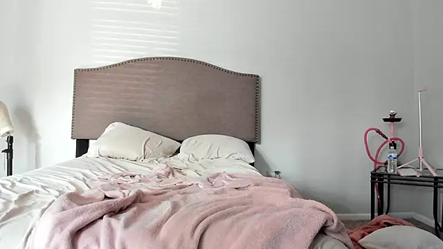 Snapshot of yiauana chatting on 09.18.25 yiauana online show from 09.18.25