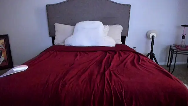 Snapshot of yiauana chatting on 10.13.25 yiauana online show from 10.13.25