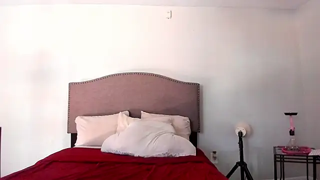 Snapshot of yiauana chatting on 10.13.25 yiauana online show from 10.13.25