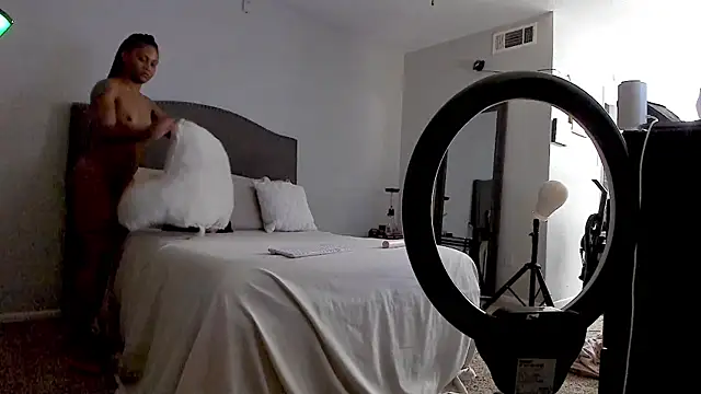 Snapshot of yiauana chatting on 10.20.25 yiauana online show from 10.20.25