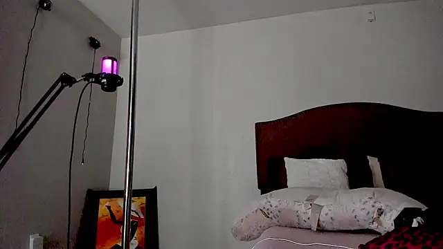 Snapshot of yiauana chatting on 10.28.25 yiauana online show from 10.28.25